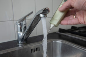 meetinstrument onder stromend water uit de kraan