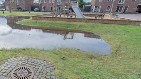 Wadi naast een speeltuin