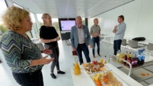 mensen in een vergaderzaal met borrelhapjes