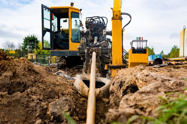 machine die leiding boort in de grond