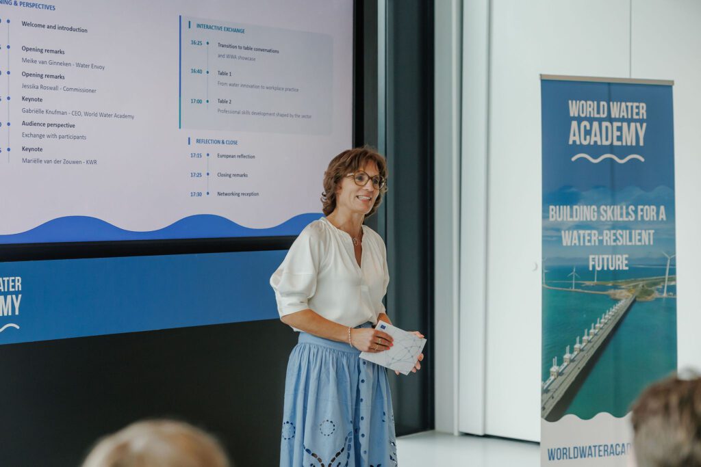 Eurocommissaris Jessika Roswall tijdens haar bezoek aan World Water Academy